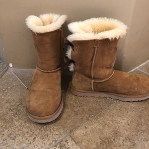 UGG. Short boot with bows